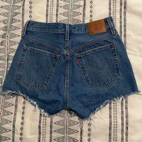 Levi’s 501 shorts size 27 medium wash - Picture 4 of 7